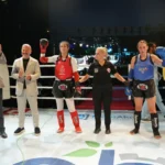 "Çorlu’da düzenlenen Muaythai Süper Lig 2025 müsabakalarında ringde mücadele eden sporcular ve Çorlu Belediye Başkanı Ahmet Sarıkurt"