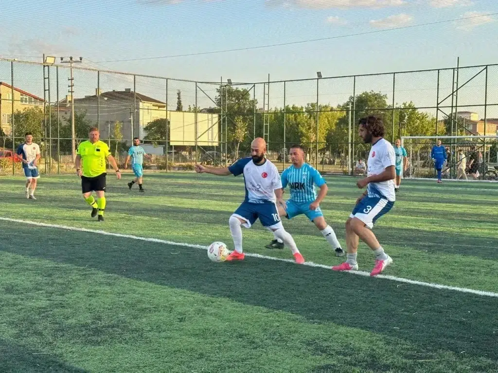 Muratlı’da Ahmet Tezcan Turnuvası’nda yarı final heyecanı 1 Muratlı'da düzenlenen Ahmet Tezcan Turnuvası’nda yarı finale kalan takımlar belli oldu. Müsabakalar Spor Kompleksi'nde oynanacak.