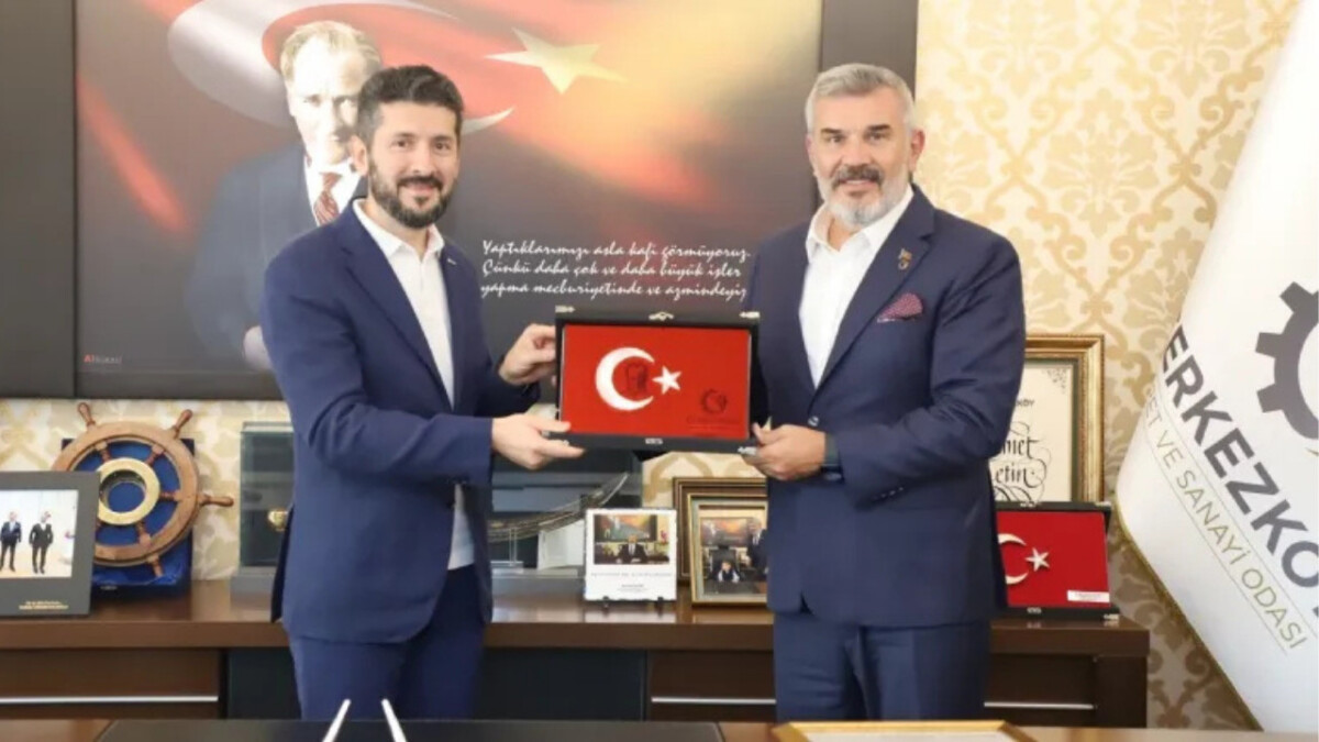 MÜSİAD Yönetim Kurulu Başkanı Abdullah Demir ve heyeti ile Çerkezköy TSO Başkanı Ahmet Çetin’in ÇEF 2025 görüşmesi sonrası plaket takdim anı