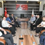 Tekirdağ Valisi Recep Soytürk, Hayrabolu Belediye Başkanı Tuncer Başoğlu ile belediye binasında görüşme gerçekleştiriyor.
