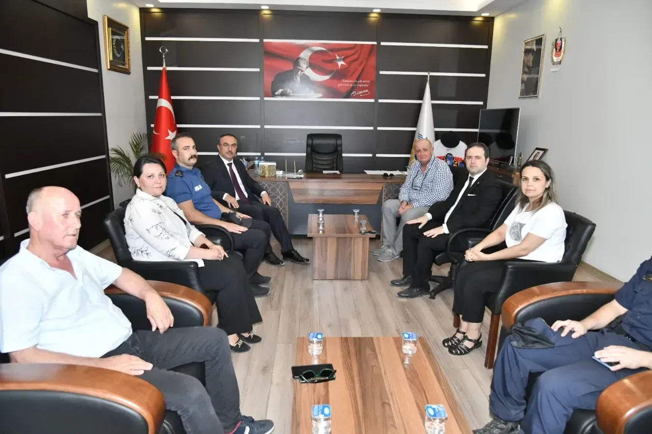 Tekirdağ Valisi Recep Soytürk, Hayrabolu Belediye Başkanı Tuncer Başoğlu ile belediye binasında görüşme gerçekleştiriyor.