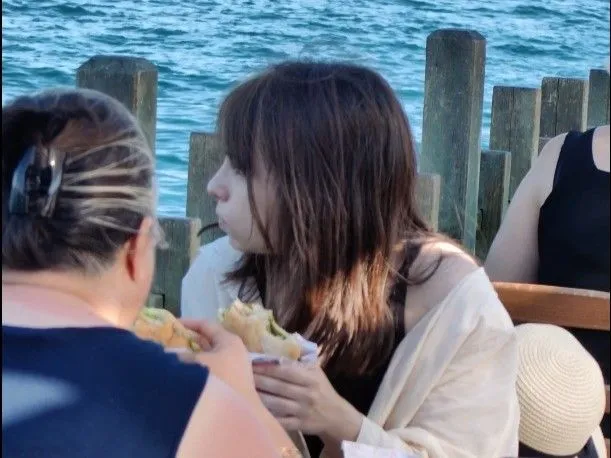 Süleymanpaşa Rumeli İskelesi’nde vatandaşlara hizmet veren balık ekmek satış noktası, deniz manzarası eşliğinde hizmet sunuyor.