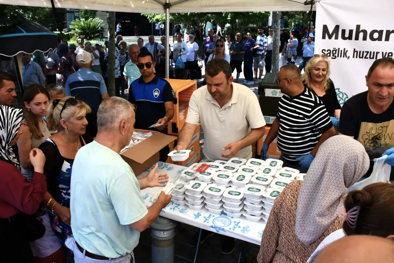 Süleymanpaşa Belediye Başkanı Volkan Nallar, aşure ikram ederken