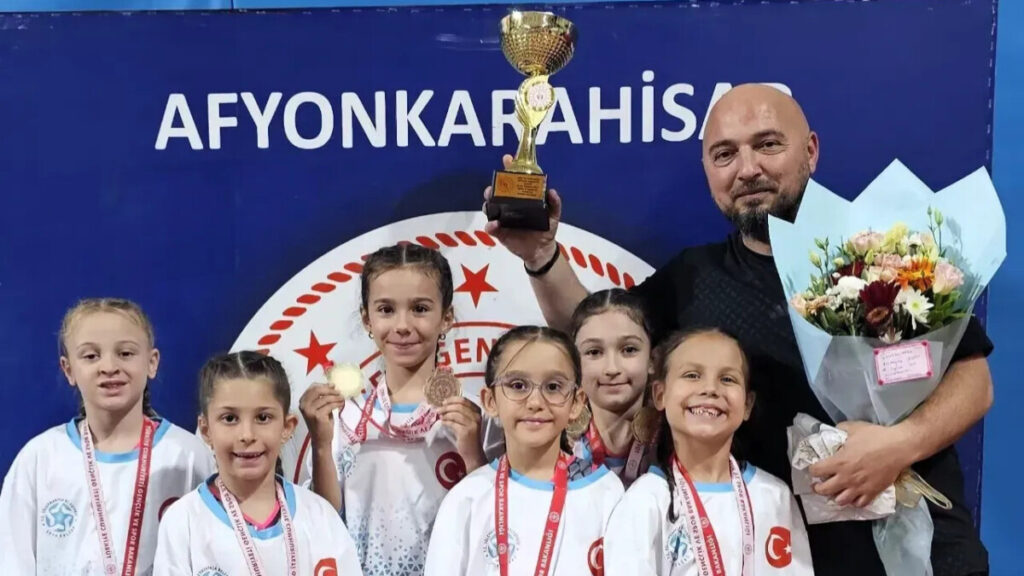30 Ağustos Zafer Kupası’nda Türkiye birincisi olan Süleymanpaşa Belediyesi Spor Kulübü Minik Kızlar Takımı sporcuları ve antrenörleri