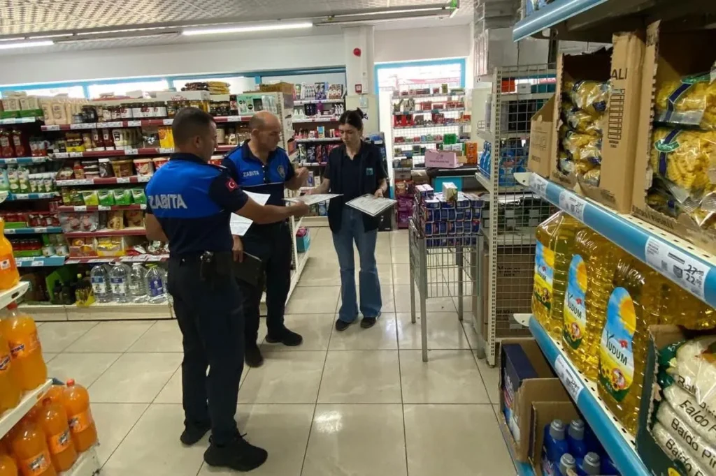 Süleymanpaşa Belediyesi ekiplerinin fırın ve marketlerde ruhsat ve hijyen denetimi yaptığı anlardan bir kare