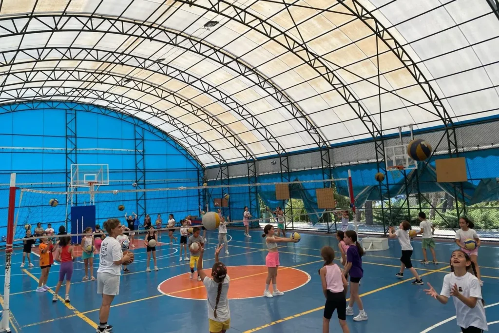 Süleymanpaşa Belediyesi yaz kurslarında spor, sanat ve kültür eğitimlerine katılan çocuklar grup etkinliğinde.