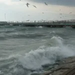 Tekirdağ Süleymanpaşa sahilinde kırmızı bayrak çekilmiş, vatandaşlara denize girilmemesi yönünde uyarı yapılıyor.