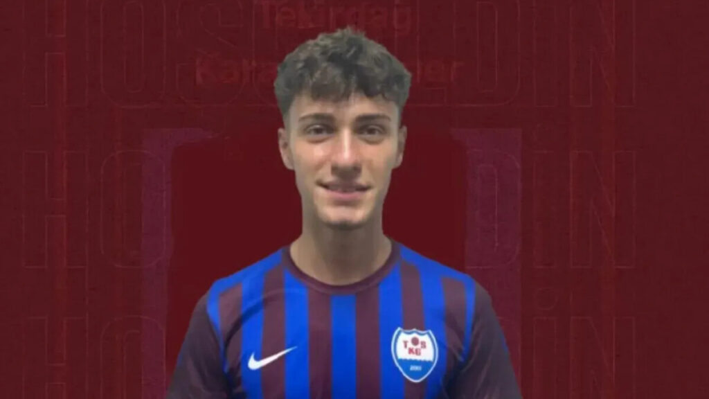 Tekirdağ Karadenizspor’un yeni transferleri 2025-2026 sezonu öncesi imza töreninde objektiflere poz verirken