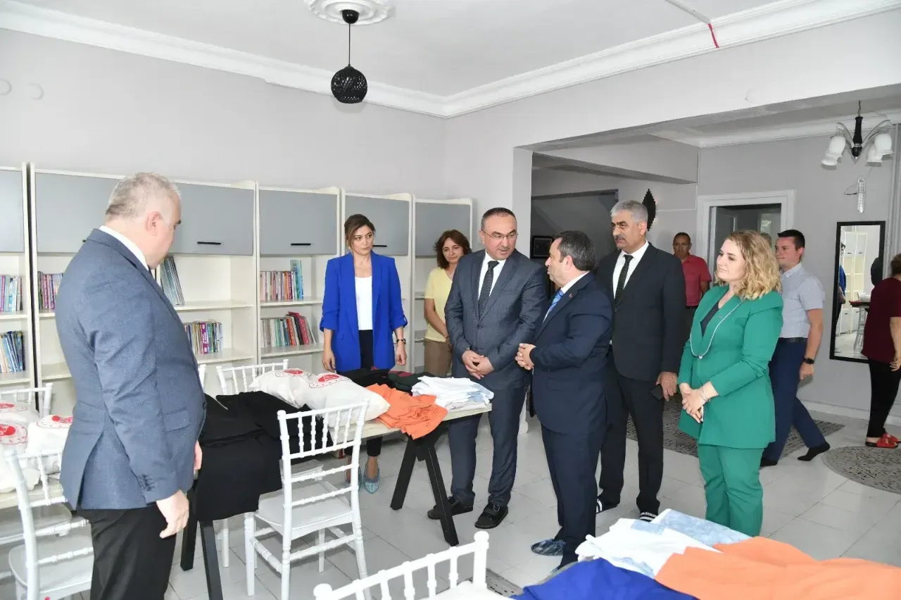 Yükümlüler tarafından Tekirdağ’daki tekstil atölyesinde üretilen kıyafetlerin Zübeyde Hanım Çocuk Sevgi Evleri'nde dağıtım anı.
