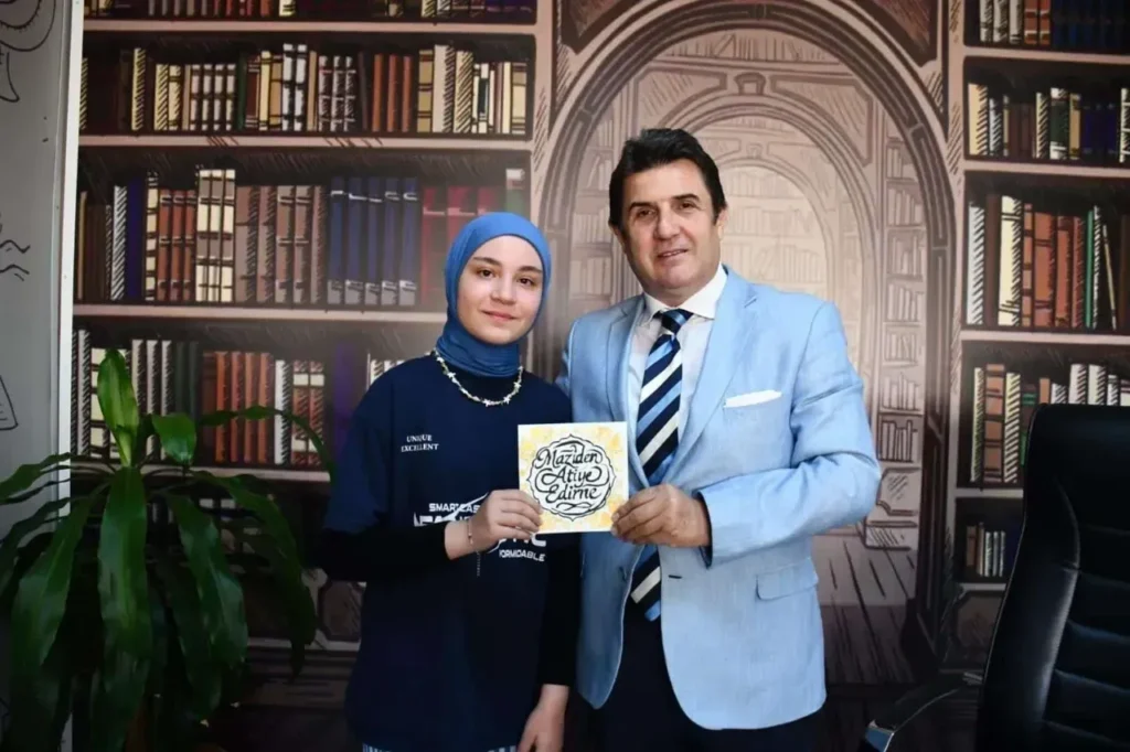 Edirne’deki “Maziden Atiye” kampına katılan Tekirdağlı öğrenciler, el emeği hediyelerini İl Milli Eğitim Müdürü Dr. Abdülaziz Yeniyol’a sunuyor