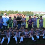 Tekirdağ İdman Yurduspor U11 takımı kupa töreninde şampiyonluk kupasıyla poz veriyor