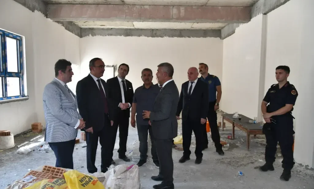 Tekirdağ Valisi Recep Soytürk, Hayrabolu’daki okul projelerinde incelemelerde bulunurken görüntüleniyor.