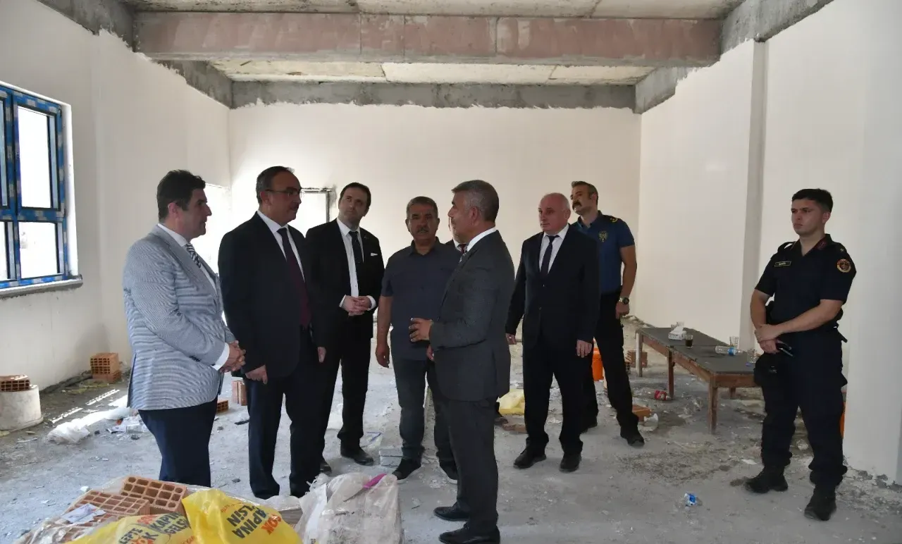 Tekirdağ Valisi Recep Soytürk, Hayrabolu’daki okul projelerinde incelemelerde bulunurken görüntüleniyor.