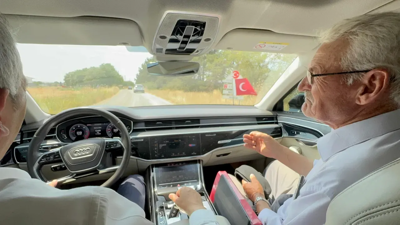 Vali Yunus Sezer ile Lütfü Kezer, asfaltlanan köy yolunda test sürüşünde