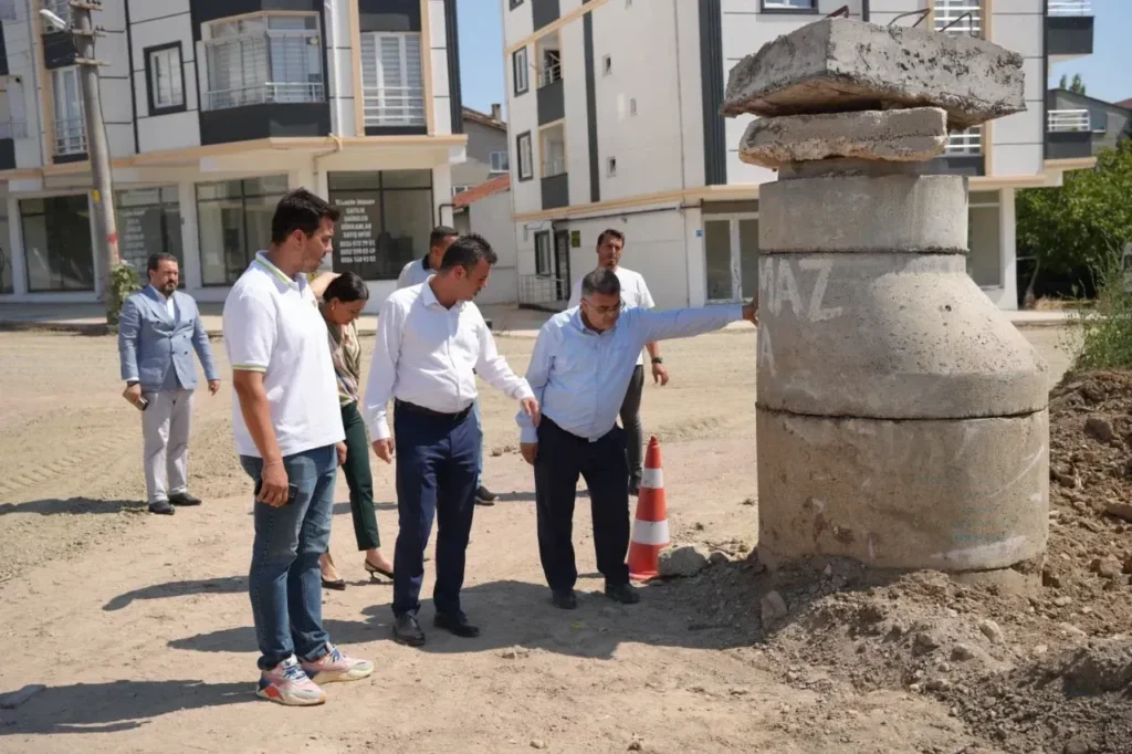 Çorlu Belediye Başkanı Ahmet Sarıkurt yol ve altyapı çalışmalarını inceliyor