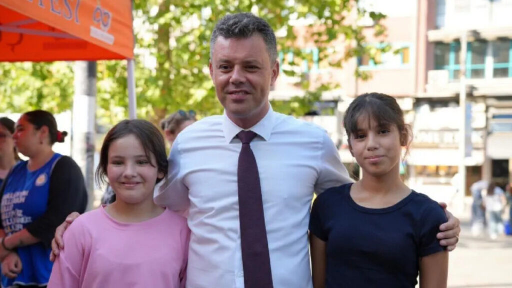 Başkan Ahmet Sarıkurt, üniversite adayı gençlerle ve Hanımeli Çarşısı’ndaki kadın üreticilerle bir araya geldi.