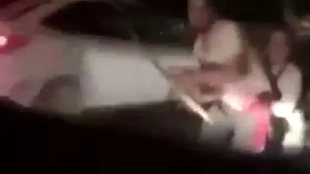 Ankara’da trafikte baltayla saldıran iki kişinin olay anı cep telefonu kamerasına yansıdı.