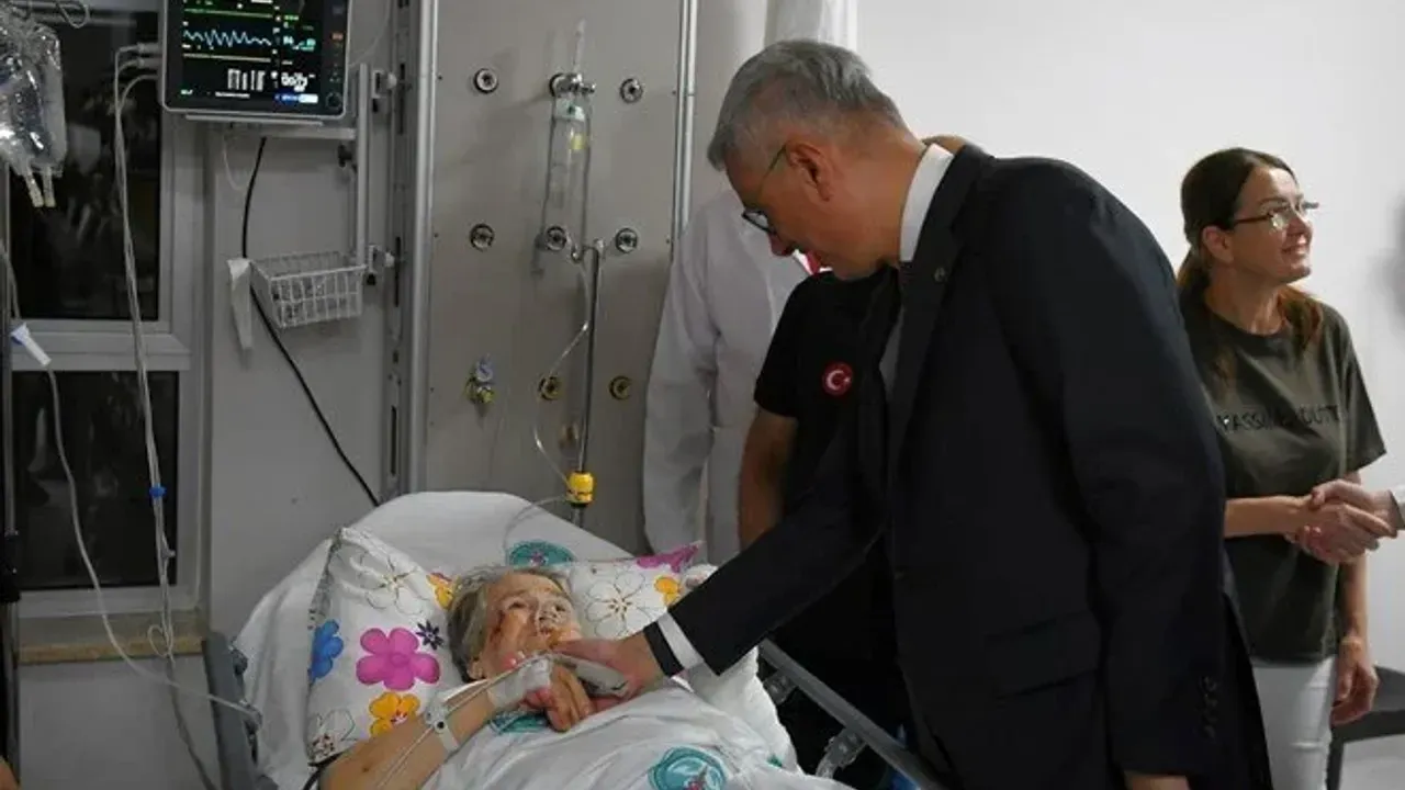 Sağlık Bakanı Kemal Memişoğlu’nun Sındırgı depremi yaralılarını hastanede ziyareti