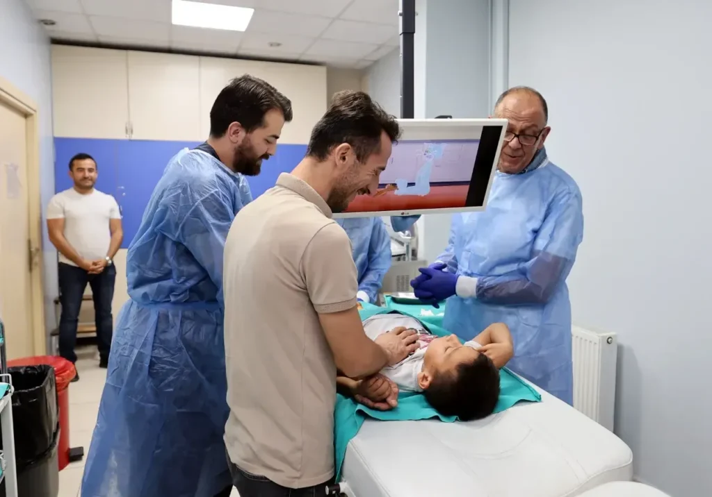 Çerkezköy’de 200 çocuğa ücretsiz sünnet hizmetinden bir kare.
