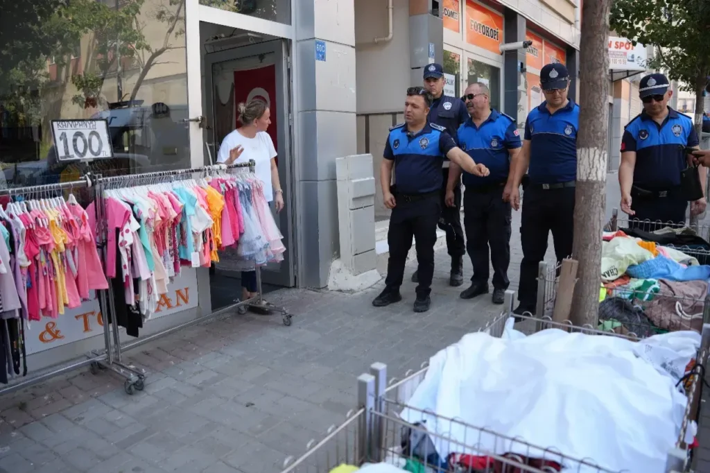 Çorlu Belediyesi zabıta ekipleri tarafından kaldırım işgaline yönelik yapılan denetimlerden bir kare