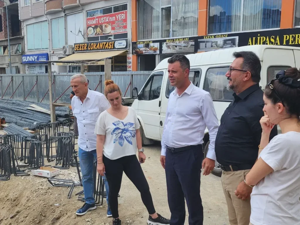 Çorlu Belediye Başkanı Ahmet Sarıkurt, Kemalettin Mahallesi'ndeki çok katlı otopark inşaatını yerinde incelerken görülüyor.