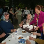 Ergene Belediyesi “Müge Başkan’dan Çay ve Kahve” uygulaması kapsamında mahalle parklarında vatandaşlara ücretsiz ikramlar sunuyor.