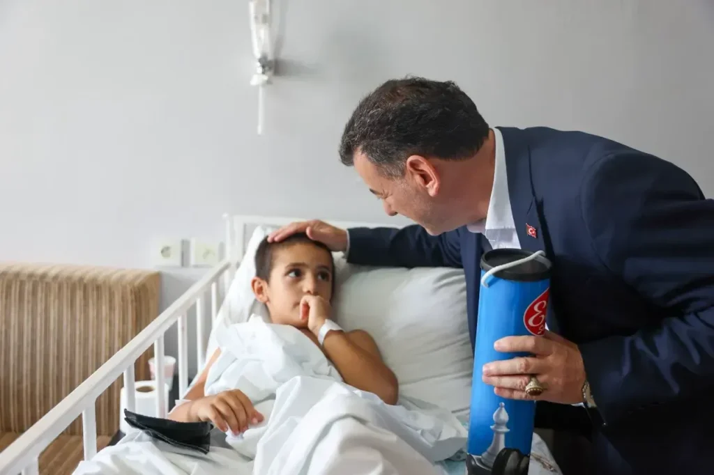 Kapaklı Devlet Hastanesinde uzman hekimler tarafından ücretsiz sünnet hizmeti alan çocuklar, Kapaklı Belediyesi sosyal dayanışma projesi kapsamında.