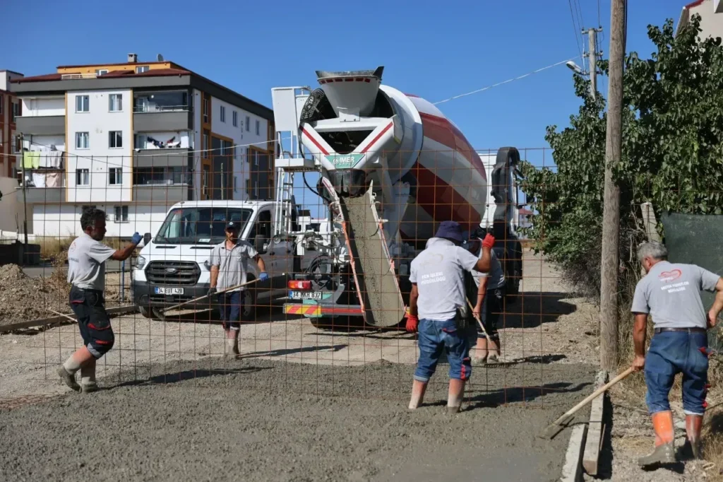 Kapaklı Fen İşleri ekipleri beton yol ve dere ıslah çalışmalarını sahada sürdürüyor.