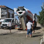 Kapaklı Fen İşleri ekipleri beton yol ve dere ıslah çalışmalarını sahada sürdürüyor.