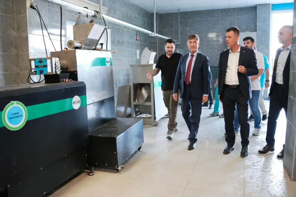 Kaymakam Niyazi Erten ve Başkan Ahmet Sarıkurt, Çorlu Belediyesi Afet Koordinasyon Merkezi'nde incelemelerde bulunuyor.