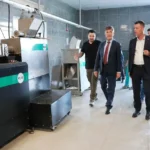 Kaymakam Niyazi Erten ve Başkan Ahmet Sarıkurt, Çorlu Belediyesi Afet Koordinasyon Merkezi'nde incelemelerde bulunuyor.