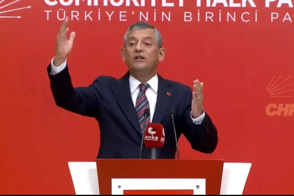 CHP Genel Başkanı Özgür Özel basın toplantısında konuşuyor