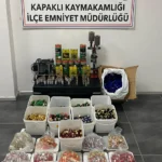 Polis ekipleri tarafından ele geçirilen barut ve av fişekleri Kapaklı’daki operasyon sonrası çekilen fotoğrafı.