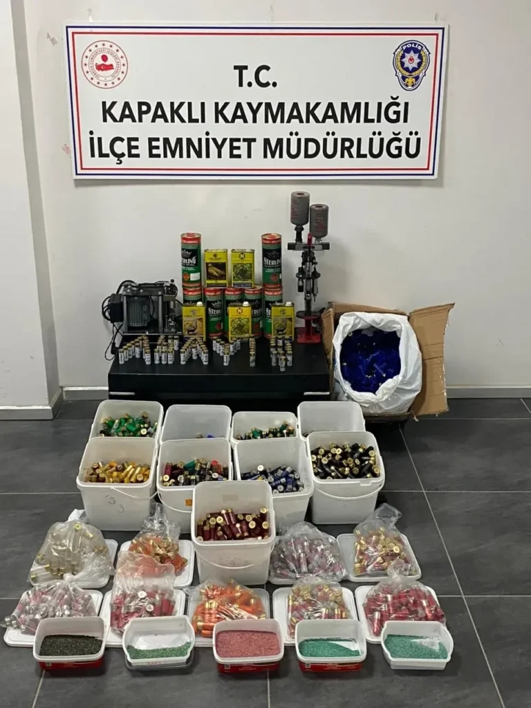 Polis ekipleri tarafından ele geçirilen barut ve av fişekleri Kapaklı’daki operasyon sonrası çekilen fotoğrafı.