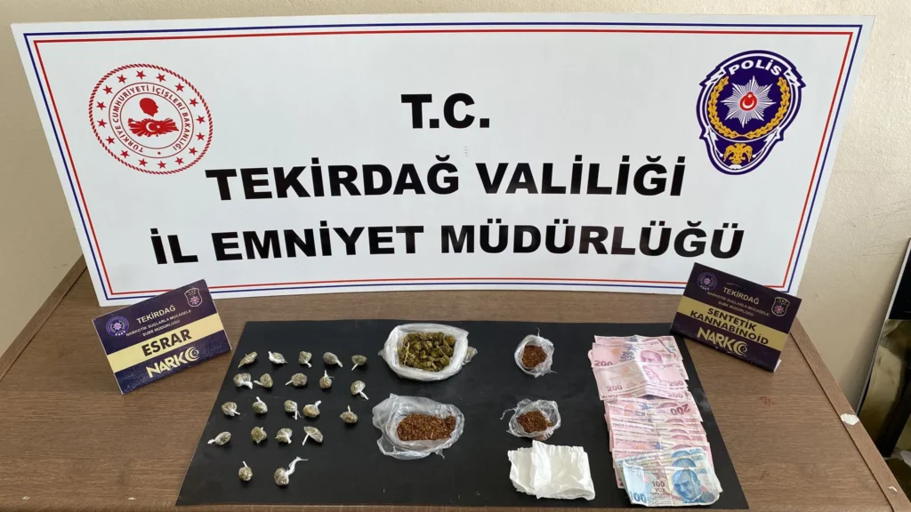 Tekirdağ’da polis ekiplerinin düzenlediği uyuşturucu operasyonu sırasında ele geçirilen maddeler.