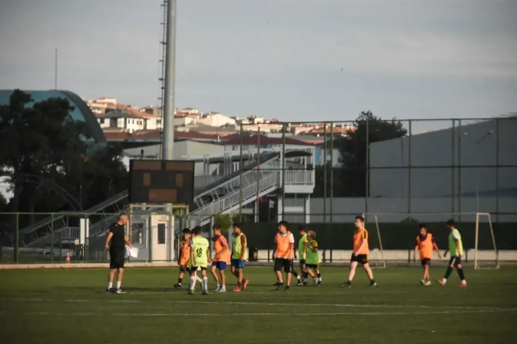 Tekirdağspor altyapı seçmelerine katılan genç futbolcular Karadeniz 1 Nolu Sahası’nda antrenman yaparken görüntülendi.
