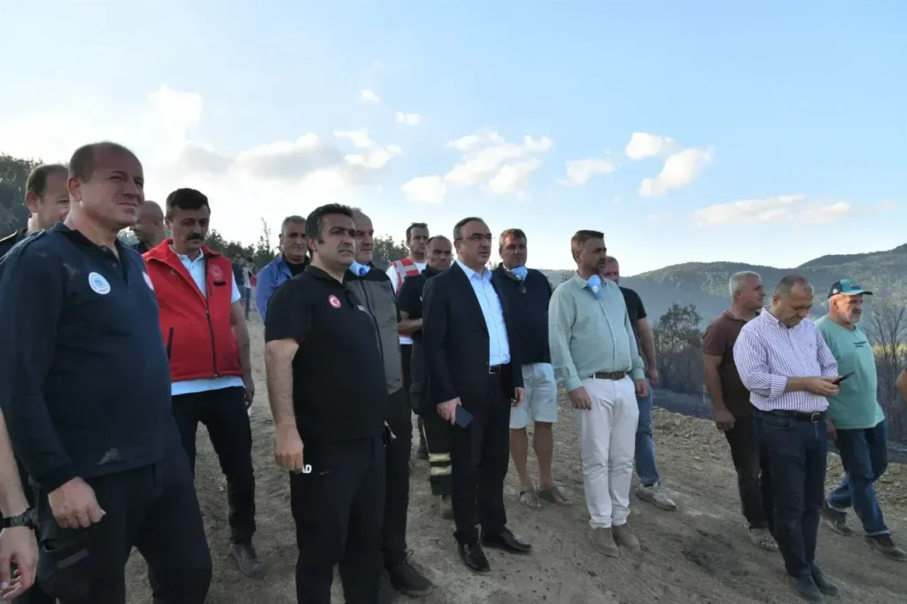 Vali Recep Soytürk, Şarköy Uçmakdere orman yangını bölgesinde söndürme ekiplerini koordine ederken görüntülendi. (Fotoğraf: Tekirdağ Valiliği)