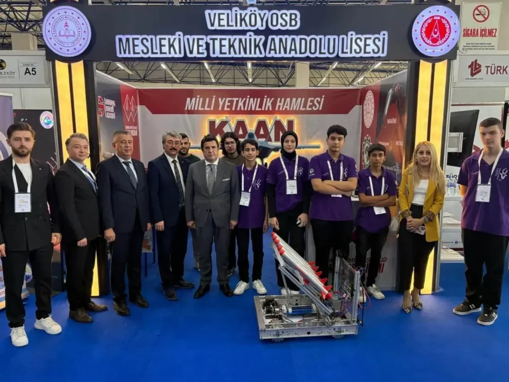 Abdülaziz Yeniyol, Çerkezköy’de öğrenciler ile fidan dikti 1 Abdülaziz Yeniyol Çerkezköy Endüstriyel Fuarı'nı ziyaret ederken bir görüntü.