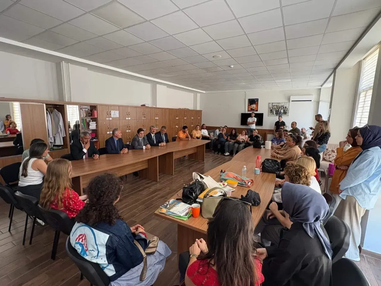 Çerkezköy’de öğrencilerle fidan diken İl Millî Eğitim Müdürü Aziz Yeniyol