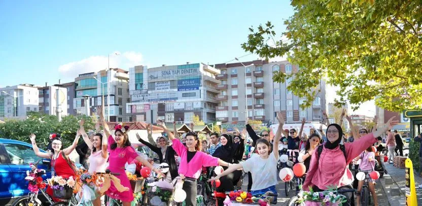 Çorlu’da bisikletliler şehri pedal çevirerek keşfetti 1 Çorlu sokaklarında etkinlik sırasında çekilen fotoğraflar.