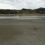 Bıyıkali Göleti’ndeki su seviyesinin aşırı derecede düştüğü ve göletin kenarında çatlaklar, adacıklar oluştuğu görüntüleniyor.