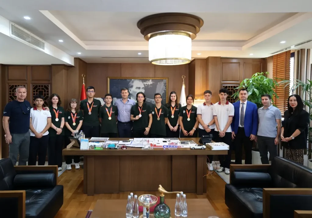 TEKNOFEST 2025’te Çerkezköy’den iki büyük başarı 9 Çerkezköy Belediye Başkanı Vahap Akay, TEKNOFEST’te büyük başarıya imza atan Seval Ahmet Çetin Fen Lisesi öğrencilerini kutladı.