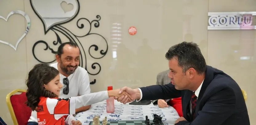 Çorlu Belediyesi tarafından düzenlenen Satranç Turnuvası ödül töreni, ödüller takdim edilirken izleyiciler coşkulu anlar yaşadı.