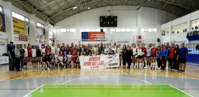 Çorlu Cup Kadınlar Voleybol Turnuvası ödül töreninden bir kare, takım kaptanlarına çiçek takdim edilmesi.