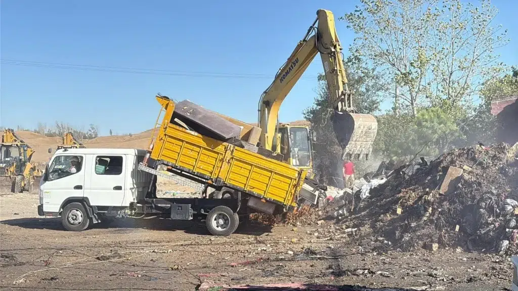 Çorlu'da mahalle temizliği: Metruk binalar yıkıldı 1 Çorlu'da Metruk Binaların Yıkımı Gerçekleştirildi