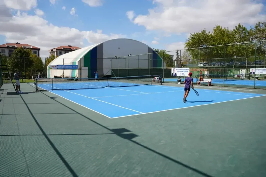 16 Yaş Sonbahar Kupası tenis turnuvası Çorlu’da başladı 7 Çorlu’da düzenlenen tenis turnuvası – Genç sporcuların mücadele ettiği etkinlik.