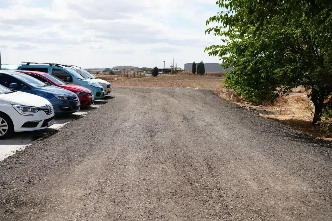 Başkan Sarıkurt yol yenileme çalışmalarını yerinde inceliyor