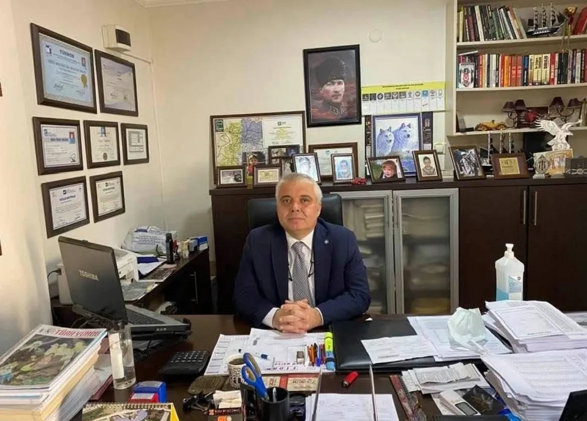 İYİ Parti Tekirdağ İl Başkanı Gökhan Metiner eğitim sistemi eleştirisi yaparken