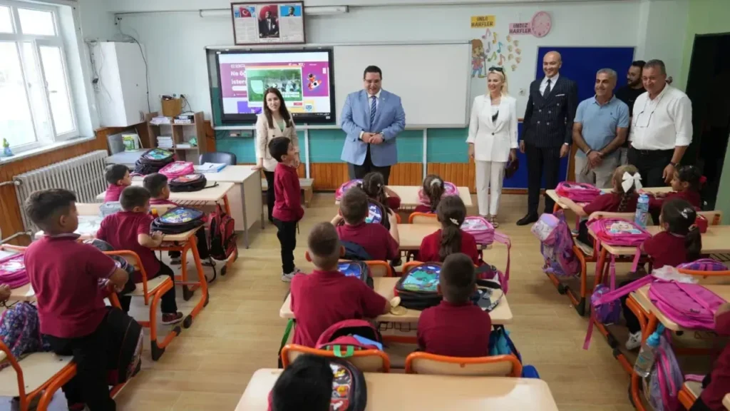 Marmaraereğlisi Belediye Başkanı Onur Bozkurter öğrencilerle bir araya geliyor – Hediyelerini takdim etti