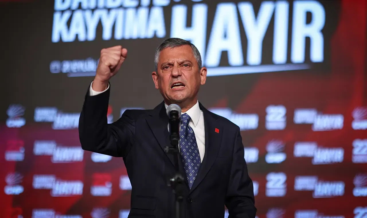 CHP Genel Başkanı Özgür Özel’in 22. Olağanüstü Kurultay’daki tarihi konuşmasında Erdoğan’a yönelik sert eleştiriler.